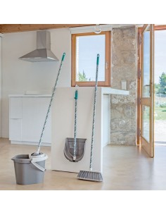 ESCOBA ESSENTIAL GEOM. CON PALO VIGAR 2