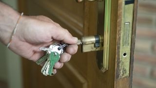 ¿Cómo cambiar el cilindro de una cerradura?